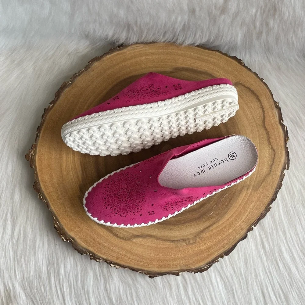 LIKE NEW bernie mev. perforated leather slide sneakers